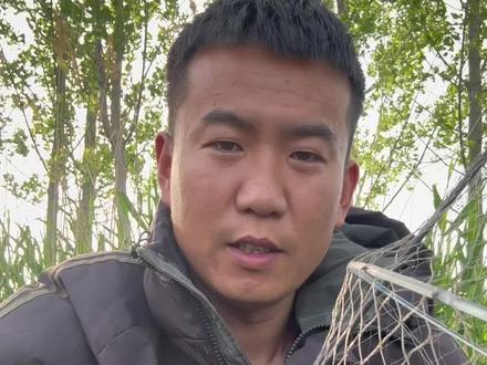 微山湖花篮捕鱼教学,纯分享技巧,禁止非法捕捞,保护生态环境!今天跟家人们唠明白,三股、四股、六股花篮到底怎么选:三股网软,只适合抓鲫鱼,碰到大鱼一撞就破,跑鱼又烂网;四股通用,大小鱼通吃,鲫鲤黑鱼都能逮,新手闭眼入;六股网硬,专擒大个体鱼,撞不破拉不烂,就是小鱼钻不进去。九到十二股只抓大货,记住了,没有一款花篮能啥鱼都通吃!想抓啥鱼,就选对应的花篮!想学实用捕鱼技巧的朋友,慢慢看,一看就会~关注微山湖小涛,有问必答!
#微山湖 #捕鱼教学 #花篮捕鱼 #户外捕鱼 #禁止非法捕捞