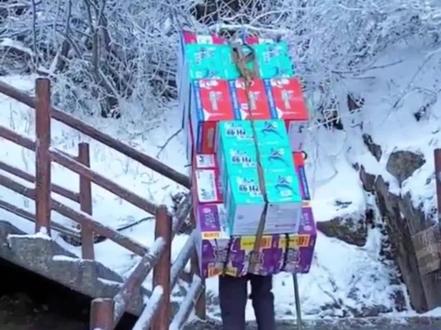 河南老君山景区拒绝用无人机。 53岁女挑山工:景区为我们保住了饭碗。
#老君山 #挑山工 #科技改变生活 #暖心