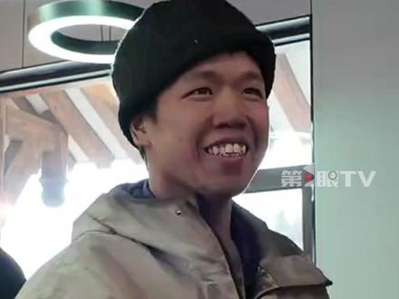 打工人“老六”原本请10天假参加荒野求生,结果硬核撑过41天晋级决赛!11月19日,准假的电子科技公司领导前去看望,现场承诺:工资一分不少,奖金也照发,如果取得好名次还有额外奖励。#荒野求生 #荒野老六