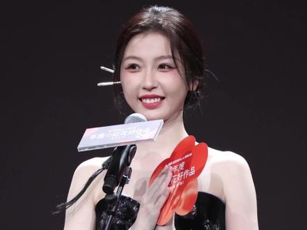 我将反复观看今晚的颁奖典礼!太美了
#虞书欣#虞书欣小红书之夜#redgala#红毯#永夜星河