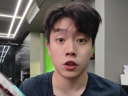 今天教你怎么辨别球拍真假!#球拍真假 #羽毛球 #得物
