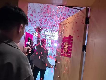 接亲不堵门,新郎推门打礼花筒完美版教学来啦。看完视频一遍就会#于淮主持的婚礼 #声入人心于淮 #婚礼主持人 #婚礼管家