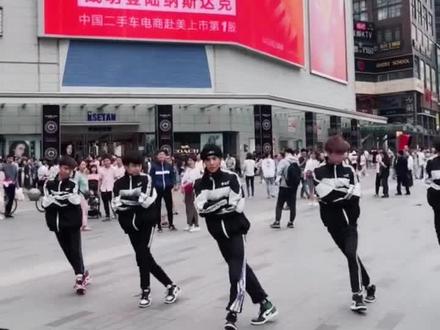 齐舞来啦。这个齐舞喜欢吗@抖音小助手