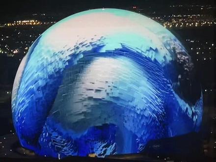 #我要上热门 新!2023年7月4号,世界上最大的LED 屏幕MSG Sphere 球体亮相于拉斯维加斯,令人惊叹的是23亿美元的球体,居然就在我们这次来拉斯维加斯Wynn酒店的35楼外面就能看到,晚上这个大球变换多种颜色多种花样,真是太美了,这么漂亮😻美美美啊🤩#拉斯维加斯的夜景#抖音记录生活#生活在美国@艺小胖🎵 @yl🌹丽姐🌹
