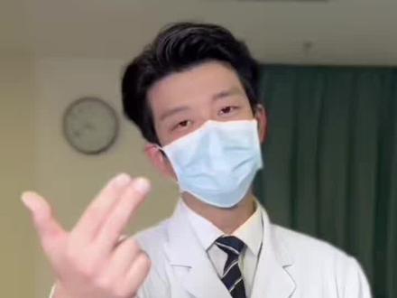 血压应该这么测!
作为心内科医生,看完今年春晚小品《测血压》,结合《中国高血压防治指南(2024年修订版)》,这几个足以把医护看哭的点我总结一下(按槽点高–低顺序排列)
1.槽点no.1~
“大差不差”是临床大忌
小品说“给你写个3400吧,大差不差”且不说这属于医学常识错误,更重要的是“大差不差”的态度–临床中哪怕是10mmHg的误差,都会影响治疗强度的设定,这“随便写写”在任何医疗机构都是绝对的红线
2.槽点no.2~
“按流程测压”踩满所有禁忌,各种拖着就是给测血压,精准给造高了再测血压,实际临床中测量时袖带必须与心脏同高,手臂放松,且测量中不可说话,小品里大爷全程家庭自测的反面教材,数值绝对能“高上去”
3.槽点no.3~
“应激血压”不能当“结果”惹大爷着急把血压刺激高了,刺激“交感神经”当诊断结果,指南说“测量前必须安静休息5-10分钟,禁止运动,吸烟,喝咖啡及情绪激动”而且高血压确诊需要非同日3次测量达标,单一次被“气出来”的血压~绝对让同行们“坐不住”
4.槽点no.4~
“造假”替代“风险管控”,作为医生面对老人的梦想,不能靠“骗”,分层评估和干预才是正确的,心肺运动试演,运动处方提升体能,更重要的是教会老人自我监测(尤其运动中的心率和血压),备齐急救药物。
用专业守护梦想才是硬道理#摇滚医生东超 #春晚小品血压计 #医生日常 #测血压 #测血压的正确方法