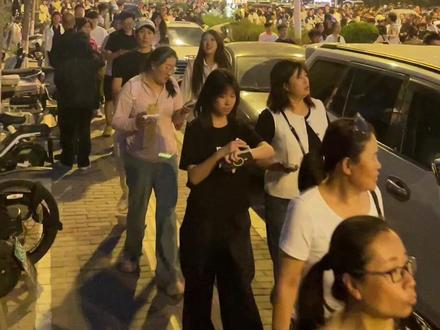 郭聪明老师演唱会一人带动一座城,这影响力太强了。我愣是排了一个多小时才进去。作为包头人的我必须来现场支持一下。#郭聪明 #人气爆棚 #演出现场帅炸了 #包头演唱会