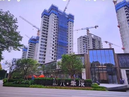 保利和光峯境,由长城置业集团和保利发展控股国央企联袂打造,项目规划4栋高层(22-25F)、4栋小高层(15-17F)、8栋洋房(10F)。户型建筑面积高层100-114㎡,小高层106-122㎡,洋房130-143㎡,多面积段,多样户型,可以满足不同群体居住需求。
据了解,保利和光峯境是继四川邦泰东方雅颂之后,瑶海东部新中心的又一纯新待售项目,楼盘具体位于雨山路以东、南漪湖路以南,所处地块瑶海区YH202307号地块,在今年六月份土拍中,由安徽建工满分摇中,地块成交单价1322万/亩,地块成交总价约9.88亿元,居住楼面价9915元/平,溢价率14.96%,联合央企保利共同开发打造……#东部新中心#城市建设 #项目开工 #楼盘