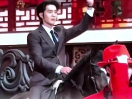演员于适驾驭一匹近2米高的骏马,现身辽宁卫视春晚舞台#于适 #于适骑马上春晚 #辽宁卫视春晚