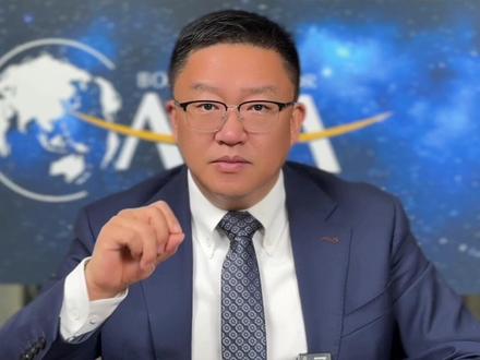 #AI 是普惠引擎,不是鸿沟放大器
#博鳌亚洲论坛 #贵州 #Sora #豆包
在这个 AI 时代,我们究竟是该兴奋于科技的飞速进步,还是恐惧于被这个时代无情抛弃?
的确,从 2022 年 ChatGPT 问世到今天,整整四年时间。每年博鳌亚洲论坛,都会拿出五六场分论坛、相当大的篇幅来讨论 AI。
面对这样迅猛的技术迭代,大多数人是兴奋的。
但与此同时,我们也清晰地看到:财富在快速聚集。
AI 对资本、对顶尖人才、对硬件算力的要求极高,再加上它近乎零边际成本的高效特性,短短三四年,就造就了一批财富迅速集中的群体。