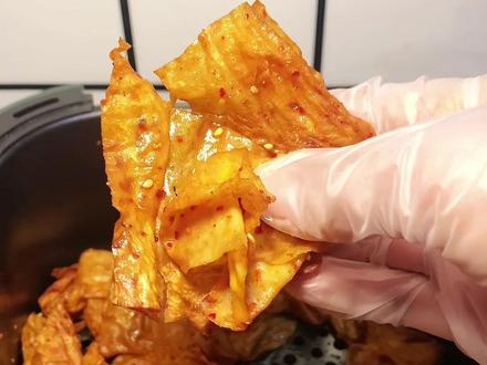 #春节自制零食挑战 自己在家用人造肉就可以做辣条,甜辣味道可自己调整,空气炸锅时间灵活,喜欢软点就少烤两分钟,喜欢脆点就多烤两分钟。从此实现辣条自由,干净卫生,吃得放心!#空气炸锅美食#自制辣条#假如你有空气炸锅#美食教程