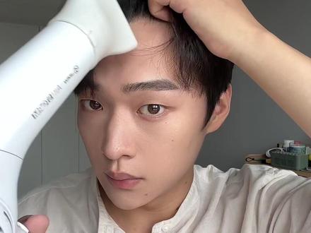 有M字额头就不能做王嘉尔同款发型了吗?快来学习这个技巧吧!#男生头发打理教程 #男生造型教学 #拯救发际线 #学会快去试试吧🔥 #发型教程