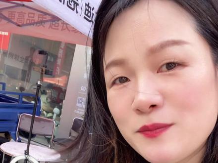 这几天来咨询我怎么关闭铃声的有好多,我统一录一个视频再解答一下,用的是雅迪M10的车做示范,一秒都没有剪掉:遥控器对着车车,长按解锁键,听到滴的一声,就可以关闭开机音了。#就想说点大实话 #雅迪#电动车#真实生活分享