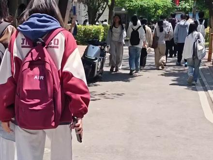 在湖北汽车工业学院300块能活一个月吗?#湖北
#大学生活费 #大学生活 #大学生 #大学