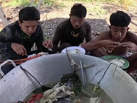 刚抓的大龙虾和金枪鱼,直接下锅和鸡一起烹饪吃 #大龙虾 #金枪鱼 #鸡肉 #烹饪