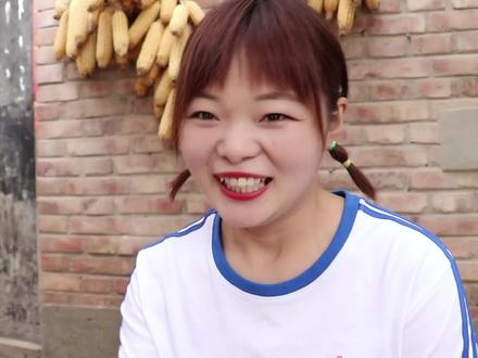 小伙伴们玩“道具挠脚心”,来看看大家的奇葩道具吧!太搞笑了