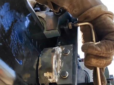 吊车大臂向一侧歪斜,可以这样调整滑块。#蓝牌吊车