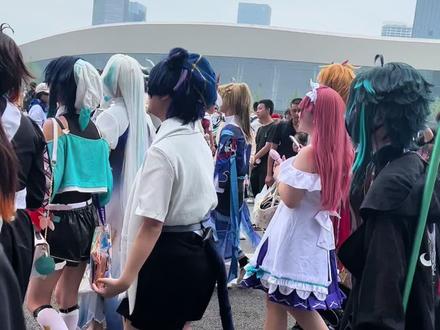 7月19日至22日,成都第十六届世界线动漫展在中国西部国际博览城举办,本届漫展以“标记我们的世界”为主题,通过主题打卡,随机宅舞,动漫体验等活动,感受不一样的暑期氛围,更吸引了超15万动漫爱好者热情参与。作为中国动漫较为活跃的城市之一,成都一直以“二次元之都”“动漫之都”享誉全国。官方数据显示,作为国家四大数字媒体技术产业化基地之一,成都每年举办的漫展超200场,更是塑造了FUN成都游戏动漫节、CGK动漫游戏嘉年华等动漫展会品牌。而对动漫爱好者来说,漫展也是一次拓宽交际圈的机会,无论是精心装扮的Cosplayer,还是寻找同好的动漫迷,都能在这里找到属于自己的乐趣和归属感。