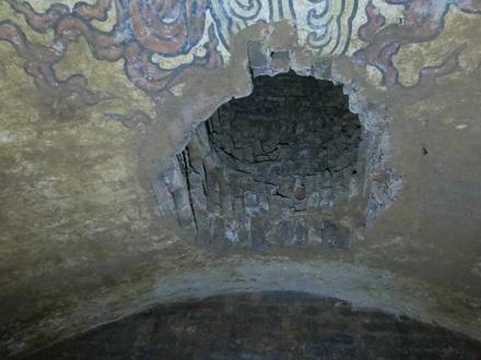 实拍明代藩王墓,盗洞直达两棺之间,石棺椁都给砸碎了