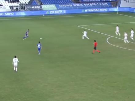 韩K联赛公然假赛!绊倒防守球员却获得点球?又是90分钟绝杀!?#足球 #体育精神