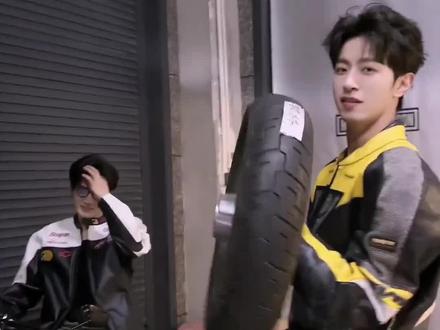 果然,江衡才不是白斩鸡
沛恩呐,努力干不过天赋,反攻的事就放弃吧
#机车男 #江衡#李沛恩 #奖励