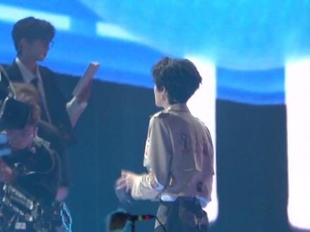 《大舌头》左奇函直拍,这个奇奇到最后一秒下台都还在饭撒,好好的小孩#左奇函 #新音 #直拍 #大舌头