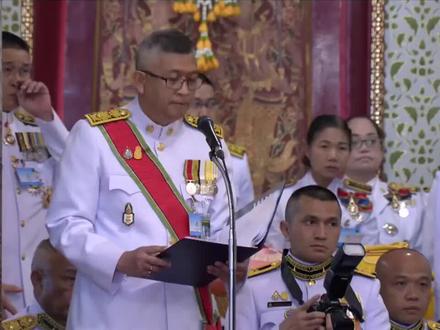 提帮功王子是#泰国王室# 对外唯一承认的继承人 在他的加冕典礼上 可见和泰王同辈的:诗琳通,朱拉蓬,乌汶叻三位公主,他们同为普密蓬大帝的子女;和提帮功同辈的:帕,思蕊梵公主,他们同为玛哈国王的子女。提帮功全程标准的皇室跪拜匍匐礼接受加冕,这是一次相对齐全的王室“全家福”亮相。
#泰中教育 #泰国留学 #泰国王室