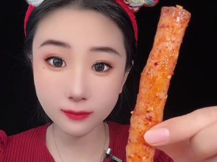 我喜欢得辣棒是红色#莉莉姐声控 #提前启动马年吃吃吃模式 #儿童零食 #吃糖果视频大全儿童 #网红糖果