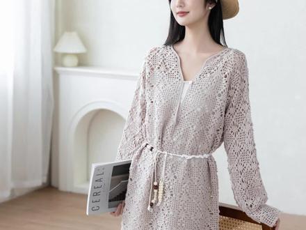 沙野镂空罩衫 | 微喇袖口设计,走动间自带飘逸感,抬手时露出纤细手腕,视觉上更显手臂修长;复古水华朱:新年战袍佳选,显白又提气色;野性石竹:低饱和裸色调自带柔光滤镜,搭配腰间珠链,更显自由;羊毛线材,触感软糯不扎身,垂坠感佳。#毛线编织 #手工钩织 #钩织 #毛线