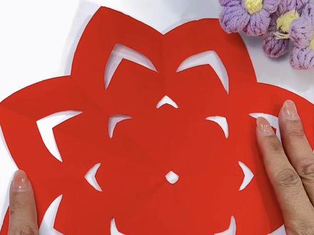 30秒搞定年味四折团花!
一张纸+折4次+画几笔=绝美窗花✨
小学娃都能学会,新手闭眼冲!
#剪纸教程 #四折团花 #手工DIY #汪老师的剪纸小课堂#非遗传承