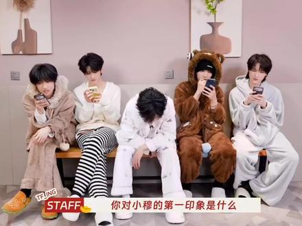 ?我不行了对恩仔的第一印象竟然是大眼萌妹吗😹
下载小芒Ap,关注:橘干水果铺子MUA,2月23号晚18点参与ccl活动有机会得ipad和金钞哦!
#穆祉丞 #第一印象 #物料 #厂牌 #大眼萌妹 萌