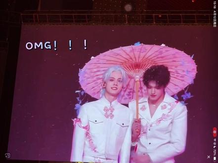 “恋人未满” 真是浪漫主义来的,这舞台太有氛围了,唱的好听!!!(⁎⁍̴̛ᴗ⁍̴̛⁎)#左航#张极#极航 #双人舞台 #TOP浪漫主义演唱会