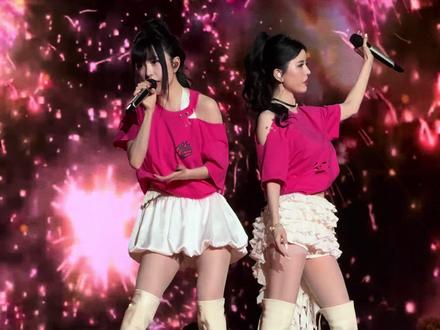 近距离锁定《爱丫爱丫》舞台氛围感拉满✨ #by2 #by2爱丫爱丫 #by2杭州演唱会 #by2杭州演唱会万人大合唱