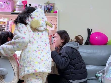 测试一下小梅子的脾气到底怎么样 #敢呲牙 #呲牙 #家庭搞笑