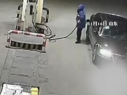 司机加油站逃单,油管绊倒工作人员