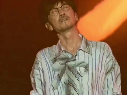 #周传雄黄昏 #演唱会 #青春 句句不提青春,却字字都在书写青春!