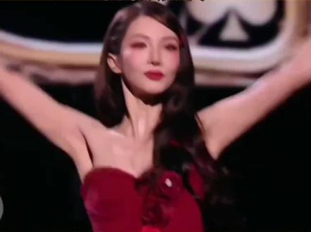 #金晨惊喜夜舞台高雅两极反转 金晨的这场表演,不仅充分展现了她扎实的舞蹈功底和超强的表演能力,更凭借独特的创意和精彩的呈现,为观众带来了一场无与伦比的视觉盛宴,让人回味无穷。