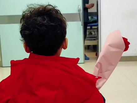 3岁男孩手捧花在手术室门口等待妈妈 孩子爸爸:妈妈患癌症,他不知道这是最后一次给妈妈送花“最放不下的就是孩子,太小了”