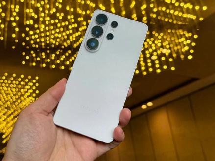 三星S26 Ultra上手体验: 防窥屏超亮眼、AI持续进化 三星发布了全新一代的S26系列手机,这次仍旧是标准版、Plus和Ultra三杯的设计,在外观上和做工上更进一步,带来惊艳的物理防窥屏幕,再也不用担心隐私的泄漏,同时在AI性能上持续进化,让大家的工作、生活更加便捷,这次还有两款三星Galaxy Buds4系列耳机同步上市,降噪、佩戴体验也同步提升。#三星手机 #上手体验 #手机推荐 #数码科技 #三星