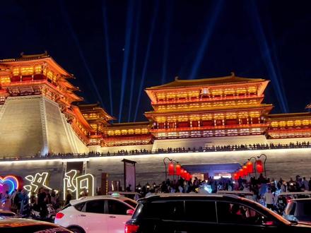 洛阳两日游,第一站打卡应天门《唐宫夜宴》,视频有点长,请耐心观看,因为节目真的很好看!来洛阳的小伙伴一定要提前预定门票#洛阳 #应天门 #应天门唐宫夜宴 #洛阳十字街夜市 #洛阳打卡 @抖音小助手 @抖音创作者中心