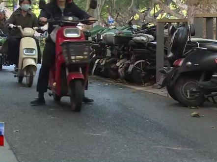 南京交警开展路面提醒 “小蓝牌”要抓紧处理 #电动车 #南京交警 #临时牌照