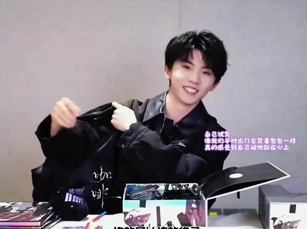 是我们出门经常会需要的折叠袋🥰#马嘉祺
cr 🍠 竹絮