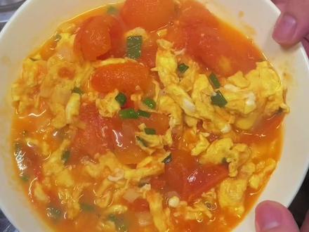 今天分享国民下饭神菜——番茄炒蛋,配着米饭和面条超级下饭,鸡蛋和番茄搭配出绝美味道!#番茄炒蛋 #西红柿炒鸡蛋 #鸡蛋的神仙吃法 #跟着抖音做美食 #美食教学