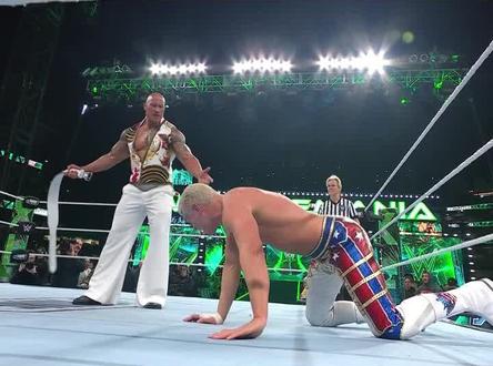 科迪罗兹vs罗曼,约翰塞纳和巨石强森同台,送葬者化身正义大法官 #wwe #巨石强森 #狂热大赛