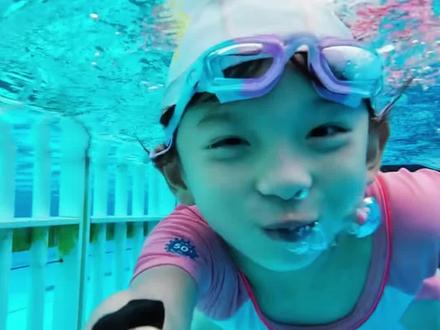 水中擦皮鞋2.0版,雷霆拼好歌#雷霆拼好歌 #我要擦皮鞋 #疯狂的鸽子 #泳池拍摄 #游泳搞笑 @失落的名言