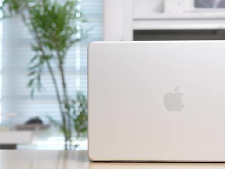 新MacBook Neo到手后,一定要配齐这些配件 苹果新发布的MacBook Neo竟然只需要20W就可以充电,这让我对MacBook配件的选择思路变了。
以前给MacBook配配件,可能第一反应是买保护壳、贴膜、鼠标,但我这次更想先解决几个真正影响使用体验的问题:
1️⃣ 充电能不能更快?能不能同时照顾MacBook、iPhone、iPad?外出有没有备用电源?
2️⃣ 接口够不够用?
3️⃣ 数据线能不能同时充电和传文件?
所以这次我用贝尔金给MacBook Neo配了一整套苹果配件。里面我觉得比较实用的几个点:
✅ 贝尔金67W伸缩线充电器可以作为桌面主力充电器,支持多设备充电,伸缩线和折叠插脚也很适合收纳。
✅ 40W mini充电器体积很小,适合短途出差、咖啡厅办公或者日常放包里备用,比原装20W充电器更适合给MacBook Neo、iPhone、iPad临时快充。
✅ 七合一拓展坞解决MacBook 接口少的问题,可以一边充电,一边传输素材、外接显示器、连接鼠标键盘。
✅ 充电宝最高支持20W输出,可以给MacBook Neo应急补电,也可以覆盖iPhone、iPad、AirPods等设备的外出补电需求。
✅ 多功能充电数据线是编织材质,2米长度对大桌面很友好,也支持60W充电和480Mbps文件传输。
如果你最近也在为你的MacBook Neo准备配件,这套可以作为一个参考。
#macbookneo #macbook #ipad配件 #手机配件 #贝尔金