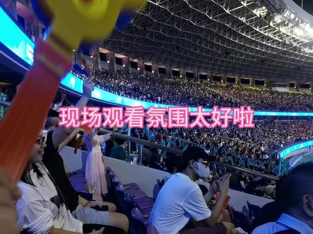 随机买的50元一张足球票,视野太好啦,竟然有中国队,而且中国队竟然还赢了,太激动了,现场的氛围感太赞了👍👍👍,大屏幕不时的出现字幕:躁起来~大点声~一起造人浪~让杭州听到你们的声音,激动的我回家感觉腿都在抖#比赛现场 #亚运打call气氛组 #现场直击 #场面壮观 #足球的魅力