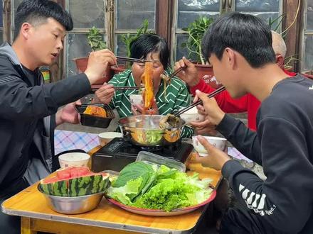 在农村吃烤肉,往往最高端的食材,就用最简单的烹饪方法,小铁盆烤肉,吃着那是一个香,农村美食。#乡村兄弟生活 #感谢官方涨粉 #三农