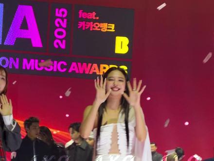 第一次参加巡场环节
JENNIE超绝i人一闪过去把Zico当救命稻草一样
超好笑
#Jennie #mma