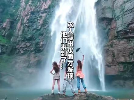 注意看,女孩站在油画前,海水喷涌而出,房子被海水淹没,直到浮出海面,才发现来到了#电白水东