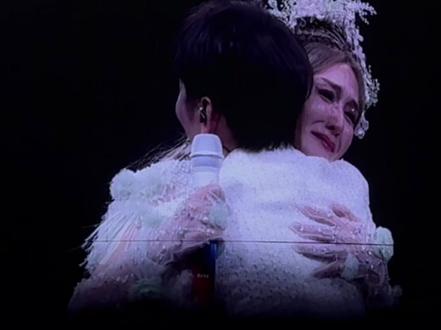 谢娜的第一场演唱会,何炅怎么会缺席!瞒着所有人挤出时间到了现场的何老师,快乐家族一同框立马梦回十年前#谢娜成都演唱会#谢娜#何炅#何炅谢娜 #快乐家族